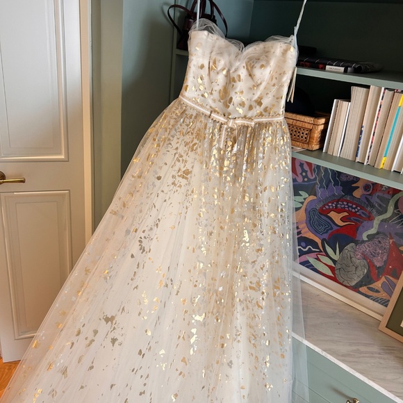 Carolina Herrera Wedding Dress - Picture 11 of 13